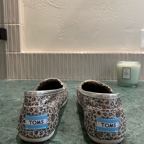 TOMS Print Slip-On Shoes - Picture 6 of 8